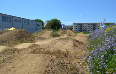 Kleine Hügel bilden die Strecke für den Dirt Park