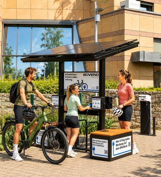 BikeRack01 - Feste Ladestation an der Frizhalle in Schwaigern; das Bild ist KI-generiert | © BOVEND GmbH, Gerd Weeber
