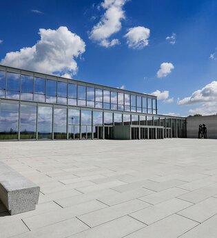 Forumsplatz mit den spiegelnden Fenstern des Carmen Würth Forums in Künzelsau-Gaisbach