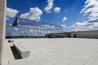Forumsplatz mit den spiegelnden Fenstern des Carmen Würth Forums in Künzelsau-Gaisbach