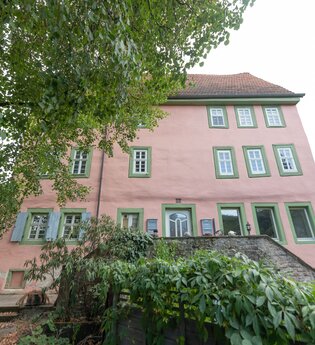 Blick von unten auf die Fassade des Degenfeld'schen Schlosses | © Stadt Sinsheim
