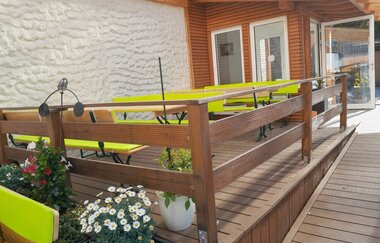 Überdachter Außenbereich der Besenwirtschaft mit Tischen und Bänken | © Touristikgemeinschaft Hohenlohe e.V. | Roland Dietz