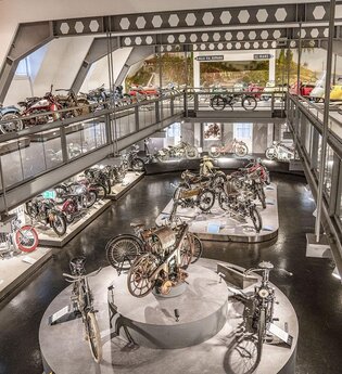 Blick von oben in die Sammlung des DEMOMU