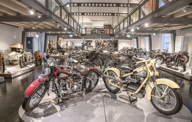 Blick auf Vierzylinger-Motorradpodest