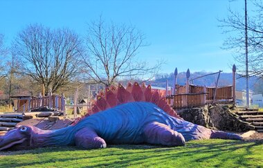 Riesige bunte Dinosaurierfigur