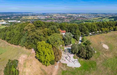 Luftaufnahme von Schwäbisch Hall mit Wäldern und Feldern im Vordergrund. | © Michael Kühneisen