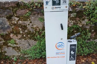 Säule für kleinere Reparaturen am Bike in Neckarsteinach | © Touristikgemeinschaft Odenwald e.V.