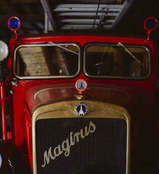 Ein rotes, historisches Feuerwehrfahrzeug der Marke Magirus im Feuerwehrmuseum Schwäbisch Hall. | © Nico Kurth