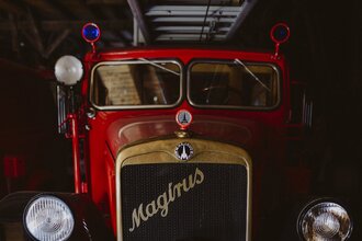 Ein rotes, historisches Feuerwehrfahrzeug der Marke Magirus im Feuerwehrmuseum Schwäbisch Hall. | © Nico Kurth
