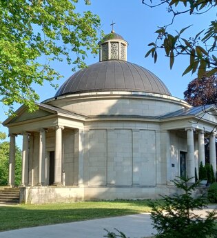 Frasch Mausoleum in Gaildorf, umgeben von Bäumen und Grünflächen, mit einer Kuppel und Säulen an der Vorderseite. | © Petra Natzkowski