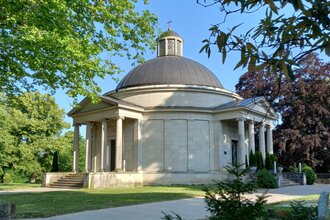 Frasch Mausoleum in Gaildorf, umgeben von Bäumen und Grünflächen, mit einer Kuppel und Säulen an der Vorderseite. | © Petra Natzkowski