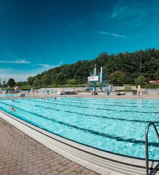 Blick auf das Schwimmbecken des Freibads | © Stadtwerke Crailsheim