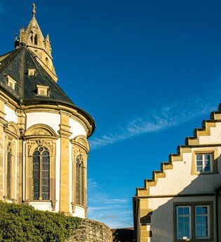 Historische Gebäude der Großcomburg in Schwäbisch Hall bei sonnigem Wetter.