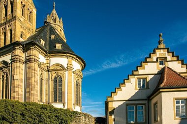 Historische Gebäude der Großcomburg in Schwäbisch Hall bei sonnigem Wetter.