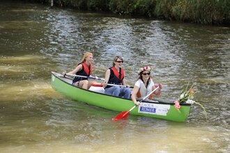 Drei Frauen genießen ihre Freizeit auf dem Fluss und paddeln in einem Kanu | © Touristikgemeinschaft Hohenlohe e.V. | Heffner Outdoor Events