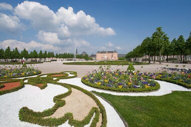 Blühender Schlossgarten im Vordergrund. Im Hintergrund das Schwetzinger Schloss. | © Landratsamt Rhein-Neckar-Kreis
