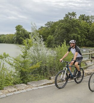 Radfahrer am Hollenbacher See | © Touristikgemeinschaft Hohenlohe e. V. | Andi Schmid