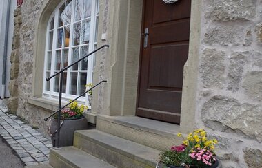 Eingang zum Café Fachwerk mit vier Treppenstufen | © Hohenlohe Schwäbisch Hall