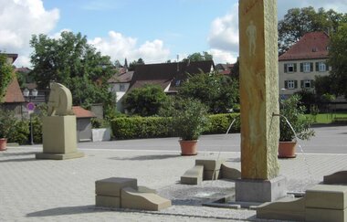 Sandsteinskulpturen auf dem Rathausvorplatz in Mühlbach