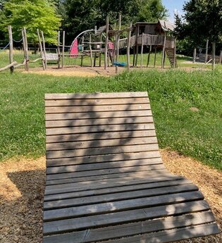 Hügel-Sofa bei Eppingen-Richen - Wikingerspielplatz