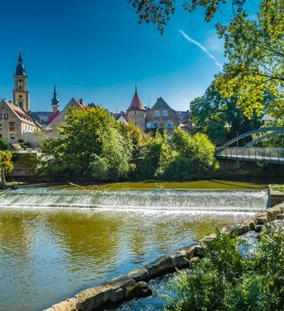 Zu sehen ist ein Fluss der durch eine Brücke führt | © Patrick Ortner | Stadtverwaltung Crailsheim