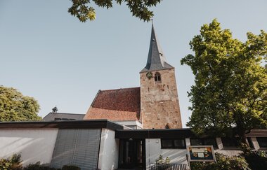 Kirche zum Heiligen Kreuz, St. Peter und Genovefa Ellhofen
