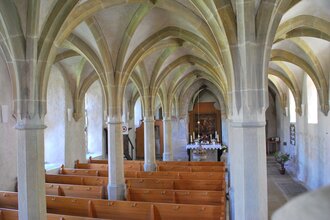 Blick in den Innenbereich der Klosterkirche Frauental. Es sind die Deckengewölbe und die Sitzreihen sowie der Altar zu sehen. | © Tourist-Information Creglingen