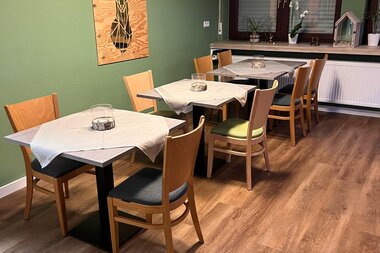 Sitzbereich mit drei Tischen und jeweils 2 Stühlen (letzer Tisch sind 4 Stühle) | © NZT
