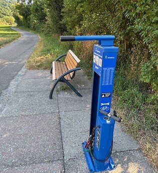 Radreparatursäule und Bank am Radweg. | © Touristikgemeinschaft Hohenlohe e. V. | Marion Schlund