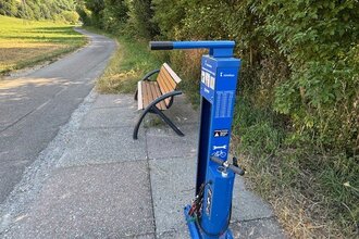 Radreparatursäule und Bank am Radweg. | © Touristikgemeinschaft Hohenlohe e. V. | Marion Schlund