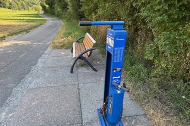 Radreparatursäule und Bank am Radweg. | © Touristikgemeinschaft Hohenlohe e. V. | Marion Schlund