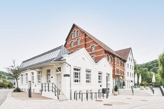 Außenansicht vom Museum Kocherwerk in Forchtenberg-Ernsbach mit Terasse | © Touristikgemeinschaft Hohenlohe e. V.  | Kocherwerk Haus der Verbindungstechnik