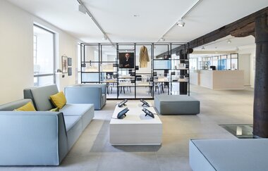 Gemütlicher Aufenthaltsbereich mit Couch in blauen Tönen | © Touristikgemeinschaft Hohenlohe e. V. | Kocherwerk Haus der Verbindungstechnik