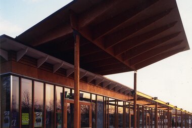 Das Gebäude hat außen ein großes Dach | © Touristikgemeinschaft Hohenlohe e. V. | Kultura Öhringen