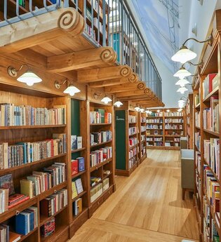 Bücherregale in der Bibliothek Frau Holle vom Kulturhaus Würth