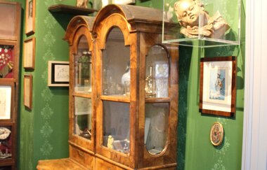 Biedermeiervitrine in der Sammlung Langbein