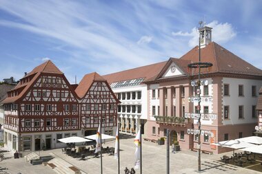 Marktplatz Eppingen mit Rathaus und Alter Post | © Stadt Eppingen