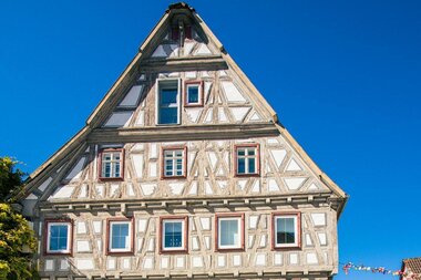 Fachwerkhaus in Besigheim vor blauem Himmel. | © Stuttgart-Marketing GmbH, Sarah Schmid