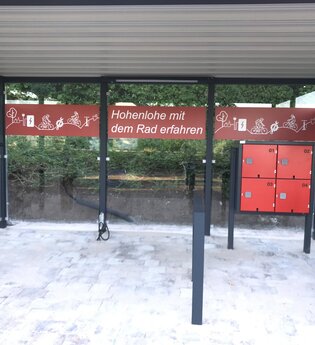RadSERVICE-Punkt mit Reparatursäule und Akkuladestation. | © Touristikgemeinschaft Hohenlohe e. V.