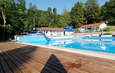 Mineralfreibad Bad Wimpfen mit Kiosk und Schwimmbecken | © Stadt Bad Wimpfen