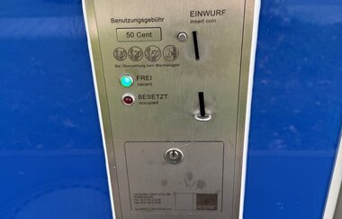 Ein Schild zeigt, ob die Toilette frei oder besetzt ist und den Preis | © Touristikgemeinschaft Hohenlohe e. V. | Marion Schlund