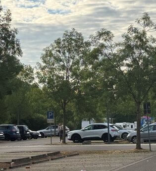 Auf dem Parkplatz stehen verschiedene Autos. | © Touristikgemeinschaft Hohenlohe e. V. | Marion Schlund