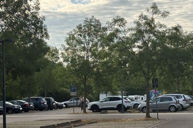 Auf dem Parkplatz stehen verschiedene Autos. | © Touristikgemeinschaft Hohenlohe e. V. | Marion Schlund