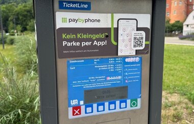 Auf der Säule stehen die Preise für das Parken. | © Touristikgemeinschaft Hohenlohe e. V. | Marion Schlund