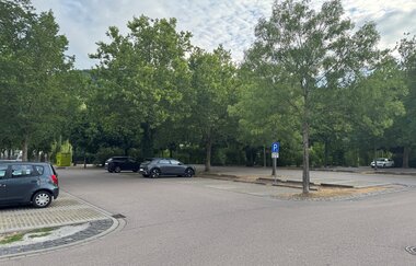Auf dem Parkplatz gibt es durch Bäume Schatten. | © Touristikgemeinschaft Hohenlohe e. V. | Marion Schlund