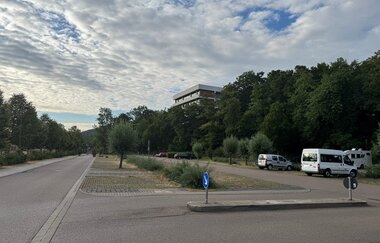 Der markierte Parkplatz ist von Bäumen umgeben. | © Touristikgemeinschaft Hohenlohe e. V. | Marion Schlund