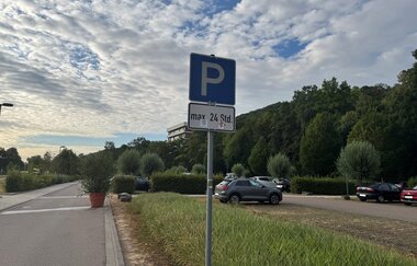 Das Parken ist mit einem Schild auf 24 Stunden beschränkt. | © Touristikgemeinschaft Hohenlohe e. V. | Marion Schlund