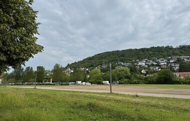 Der Parkplatz ist asphaltiert und geschottert. | © Touristikgemeinschaft Hohenlohe e. V. | Marion Schlund