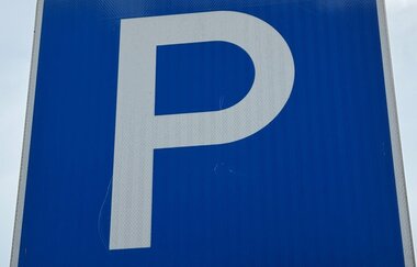 Ein blaues Schild mit einem weißen P | © Touristikgemeinschaft Hohenlohe e. V. | Marion Schlund