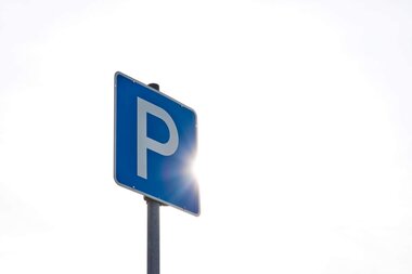 Parkplatzschild vor blauem Himmel mit Sonne | © TMBW